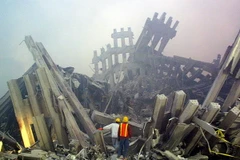 Cảnh đổ nát tại Trung tâm Thương mại thế giới ở thành phố New York, Mỹ, sau vụ tấn công ngày 11/9/2001. (Nguồn: AFP/TTXVN)