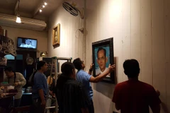 Người dân Thái Lan thương tiếc Nhà Vua Bhumipol Adulyadej. (Ảnh: Sơn Nam/Vietnam+)