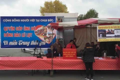 Phát động quyên góp ủng hộ đồng bào miền Trung. (Ảnh: Mạnh Hùng/Vietnam+)