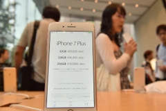 Mẫu điện thoại iPhone 7 Plus của Apple được bày bán tại cửa hàng ở thủ đô Tokyo, Nhật Bản ngày 16/9. (Nguồn: AFP/TTXVN)