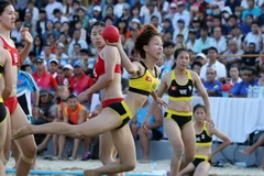 Pha bay người ném bóng của vận động viên đội bóng ném nữ Việt Nam. (Ảnh: Quốc Khánh/TTXVN)