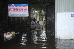 Nước ngập bao vây nhiều nhà dân tại phường Thạnh Xuân, quận 12. (Ảnh: Mạnh Linh/TTXVN)