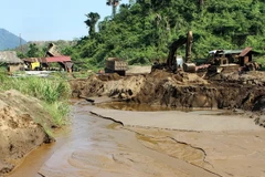 Hàng ngàn mét khối đất bùn được tích tụ trong khu vực mỏ của Công ty cổ phần Khoáng sản và Cơ khí - Mỏ mangan MIMECO Phúc Sơn gây ô nhiễm nghiêm trọng. (Ảnh: Văn Tý/TTXVN)