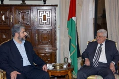 Tổng thống Palestine Mahmud Abbas (phải) trong cuộc gặp thủ lĩnh cấp cao Phong trào Hamas Khaled Meshaal (thứ ba, trái) tại Cairo (Ai Cập) ngày 27/4/2007. (Nguồn: AFP/ TTXVN)