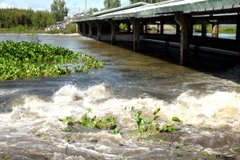 Xả lũ đập Tha La. (Ảnh: Vương Thoại Trung/TTXVN)