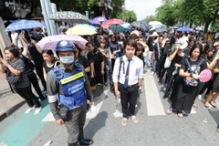 Người dân Thái Lan đến viếng Nhà vua Bhumibol Adulyadej tại Hoàng cung ở thủ đô Bangkok ngày 15/10. (Nguồn: THX/TTXVN)