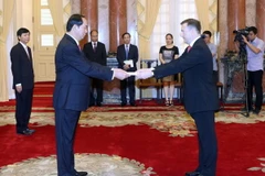 Chủ tịch nước Trần Đại Quang tiếp Ngài Bertrand Lortholary, Đại sứ Cộng hoà Pháp tại Việt Nam đến trình Quốc thư, nhân dịp nhận nhiệm vụ công tác mới tại Việt Nam. (Ảnh: Nhan Sáng/TTXVN)