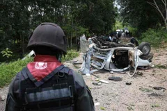 Cảnh sát và binh sỹ Thái Lan điều tra tại hiện trường một vụ nổ bom ở Yala ngày 23/9. (Nguồn: AFP/TTXVN)