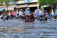 Triều cường gây ngập nặng trên đường Huỳnh Tân Phát. (Ảnh: Tuấn Anh/TTXVN phát)