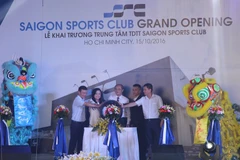 Các đại biểu thực hiện nghi thức khai trương trung tâm. (Ảnh: Xuân Dự/TTXVN)