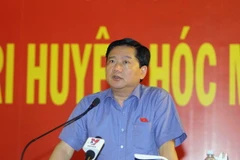 Bí thư Thành ủy Đinh La Thăng phát biểu tại buổi tiếp xúc cử tri huyện Hóc Môn. (Ảnh: Thanh Vũ/TTXVN)