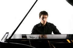 Nghệ sỹ Alessandro Marino từng giành nhiều giải thưởng tại các cuộc thi piano uy tín trên thế giới. (Ảnh: BTC)