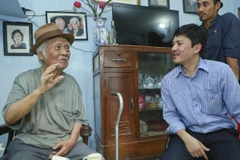 Nhạc sỹ Nguyễn Văn Tý (trái) cùng đại diện Ban tổ chức giải Âm nhạc Cống hiến. (Ảnh: BTC)