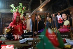 Thầy Then thực hiện nghi lễ cúng Then. (Ảnh: Báo Ảnh Việt Nam/TTXVN)