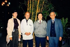 Tiến sỹ Nguyễn Thị Hậu và giáo sư Trần Quốc Vượng, giáo sư Hà Văn Tấn và giáo sư Phan Huy Lê (từ trái qua phải). (Ảnh: TS Nguyễn Thị Hậu)