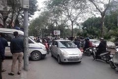 Khá đông người tập trung tại khu vực xảy ra sự việc. (Ảnh: Sơn Bách/Vietnam+)