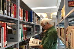 Ông Dương Trung Quốc - Tổng Thư ký Hội Khoa học Lịch sử Việt Nam nghiên cứu tài liệu tại Thư viện Nguyễn Văn Hưởng. (Ảnh: PV/Vietnam+)