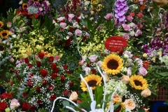 Vào dịp 20/11, các hàng hoa lại bày bán những bó hoa, lẵng hoa rực rỡ sắc màu. (Ảnh: Lương Mạnh/Vietnam+)