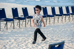 Mẫu nhí lần đầu catwalk trên cát. (Ảnh: BTC)