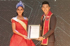 Hoa hậu Quốc tế 2017 Barbara Vitorelli trao bản quyền tham dự Miss Global tại Hà Nội. (Ảnh: Hòa Nguyễn)