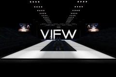 Hình ảnh sân khấu hiện đại và tối giản của Tuần lễ Thời trang quốc tế Việt Nam Xuân Hè 2018. (Ảnh: BTC)