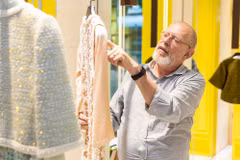 Ông Donald Potard ghé thăm showroom của nhà thiết kế Nguyễn Công Trí. (Ảnh: NVCC)