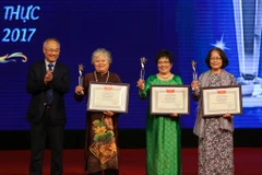 Ba nghệ nhân ẩm thực được trao giải Nghệ nhân nấu ăn hàng đầu Việt Nam. (Ảnh: Minh Sơn/Vietnam+)