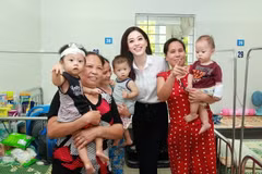 Á hậu Phương Nga thăm hỏi và tặng quà cho các bệnh nhi. (Ảnh: Trường Nguyễn)