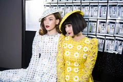 Hà Hồ và Thanh Hằng đẹp sắc xảo với lối trang điểm cổ điển. (Ảnh: BTC)