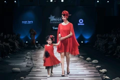 Xuân Lan cùng mẫu nhí trên sàn diễn tuần thời trang dành cho trẻ em. (Ảnh: BTC)