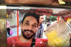 Hình ảnh du khách nước ngoài "tố" lái xe xích lô đã lừa đảo, trả lại tiền âm phủ cho mình (Ảnh: Otofun)