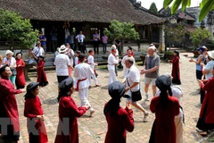 Du khách tham gia trình diễn các điệu Xoan cùng các nghệ nhân, diễn viên phường Xoan An Thái, tại đình Hùng Lô, thành phố Việt Trì. (Ảnh: Trung Kiên/TTXVN)