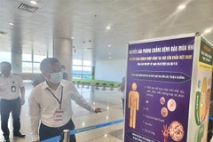 Đoàn công tác số 2 kiểm tra, giám sát công tác phòng, chống dịch bệnh Đậu mùa Khỉ tại sân bay Quốc tế Nội Bài. (Ảnh: TTXVN phát)