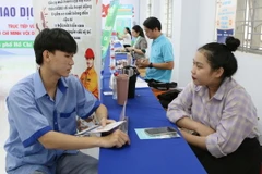 Sinh viên tìm hiểu thông tin tại Sàn giao dịch việc làm. (Ảnh: Thanh Vũ/TTXVN)