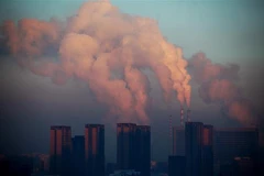 Khí thải tại Nhà máy Nhiệt điện ở Trường Xuân, tỉnh Cát Lâm, Trung Quốc. (Ảnh: AFP/TTXVN)