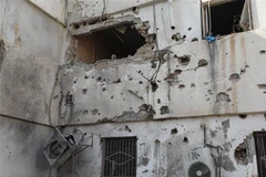 Một bệnh viện ở Gaza bị hư hại sau cuộc tấn công của các lực lượng Israel. (Ảnh: THX/TTXVN)