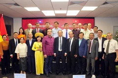 Các đại biểu tham dự buổi họp mặt chụp ảnh lưu niệm. (Ảnh: Xuân Khu/TTXVN)