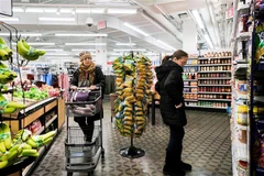 Khách hàng chọn mua đồ trong siêu thị ở Queens, New York (Mỹ). (Ảnh: THX/TTXVN)