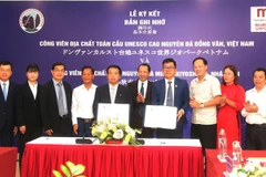 Phó Chủ tịch Ủy ban Nhân dân tỉnh Hà Giang Trần Đức Quý cùng các đại biểu chứng kiến lễ ký kết biên bản hợp tác giữa hai Công viên Địa chất. (Ảnh: Minh Tâm/TTXVN)