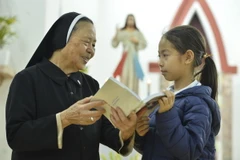 Các nữ tu luôn dành tình cảm đặc biệt cho các con. (Ảnh: Minh Đức/TTXVN)