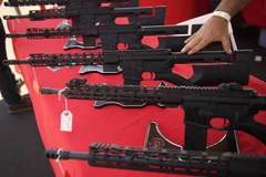 Súng trường AR-15 được trưng bày tại Triển lãm Súng ở Costa Mesa, California, Mỹ. (Ảnh: AFP/TTXVN)