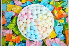 Kẹo lạ tại khu vực cổng Trường Trung học Cơ sở và Trung học Phổ thông Hoành Mô. (Ảnh: DDCI Vân Đồn)