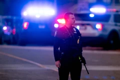 Cảnh sát canh gác tại hiện trường vụ nổ súng. (Nguồn: AP)