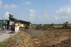 Các phương tiện triển khai thi công công trình. (Ảnh: Thái Hùng/TTXVN)