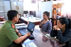 Hai cô gái trẻ được công an tỉnh Bạc Liêu giải cứu khỏi bọn buôn người tháng 5/2023. (Ảnh: Trọng Nguyễn/TTXVN)