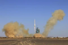 Tên lửa đẩy Trường Chinh-2F mang theo tàu vũ trụ Thần Châu-17 rời bệ phóng tại Trung tâm Phóng vệ tinh Tửu Tuyền ở Tây Bắc Trung Quốc. (Ảnh: THX/TTXVN)