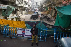Nhân viên an ninh gác tại hiện trượng một vụ đánh bom ở Karachi, Pakistan. (Ảnh: AFP/TTXVN)
