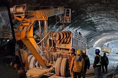 Công tác cứu hộ được triển khai tại hiện trường vụ sập đường hầm ở bang Uttarakhand, Ấn Độ ngày 13/11/2023. (Ảnh: AFP/TTXVN)