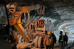 Công tác cứu hộ được triển khai tại hiện trường vụ sập đường hầm ở bang Uttarakhand, Ấn Độ ngày 13/11/2023. (Ảnh: AFP/TTXVN)