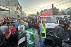 Xe cứu thương bị hư hại sau vụ tấn công của Israel tại khu vực bên ngoài Bệnh viện Al-Shifa, Dải Gaza. (Ảnh: AFP/TTXVN) 